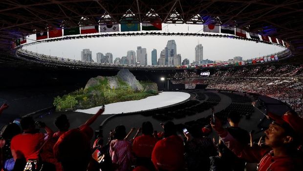 Penonton antusias menyaksikan Upacara Pembukaan Asian Games 2018.