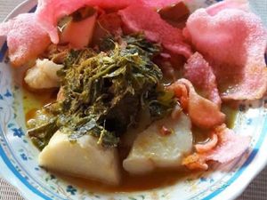 Lamak Nian! Habis Olahraga Makan Katupek Gulai Paku yang Gurih Pedas