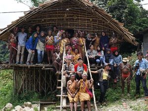 Melihat Cara Suku Arfak di Pedalaman Papua Barat Sambut Pendatang Melihat Cara Suku Arfak di Pedalaman Papua Barat Sambut Pendatang
