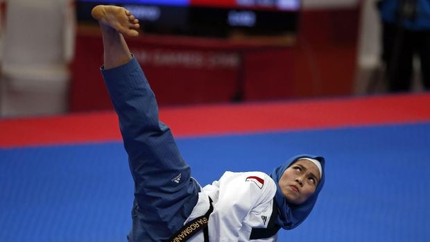 Defia Rosmaniar menyumbang medali emas pertama untuk Indonesia di Asian Games 2018. (