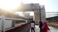 Penampakan Tiang Beton di Stasiun Manggarai Dikeluhkan Pengguna KRL