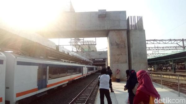 Penampakan Tiang Beton di Stasiun Manggarai Dikeluhkan Pengguna KRL