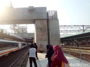 Penampakan Tiang Beton di Stasiun Manggarai Dikeluhkan Pengguna KRL