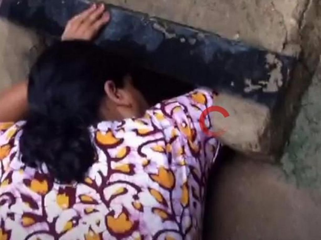 Bayi Baru Lahir di India Ditemukan Terjepit di Saluran Pembuangan Bayi Baru Lahir di India Ditemukan Terjepit di Saluran Pembuangan