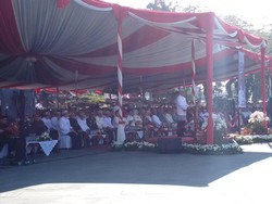 Mengenakan Pakaian Adat, Iriawan Pimpin Apel HUT Ke-73 Jabar