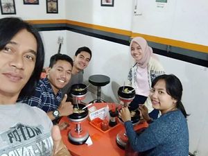 Makan di Warteg hingga Panen Singkong Raksasa, Ini Gaya Nyeleneh Agung Hercules