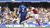 Arsenal menjaga tekanan ke Chelsea di awal babak kedua. Sejumlah peluang didapatkan, salah satunya kembali lewat Aubameyang. Namun sepakannya belum menemui sasaran. (Foto: Toby Melville/REUTERS)
