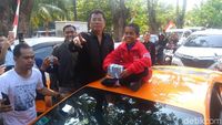 Gaya Joni Pemanjat Tiang Pegang Duit dari Hotman di Lamborghini