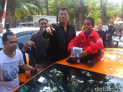 Hotman Paris Kasih Joni Rp 50 Juta, Para Pemanjat Pinang Iri
