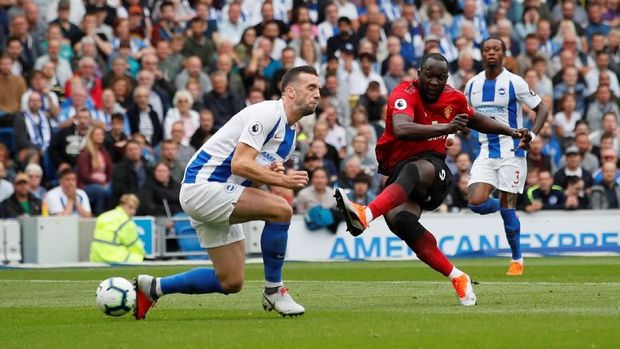 Romelu Lukaku mencetak gol ke gawang Brighton.