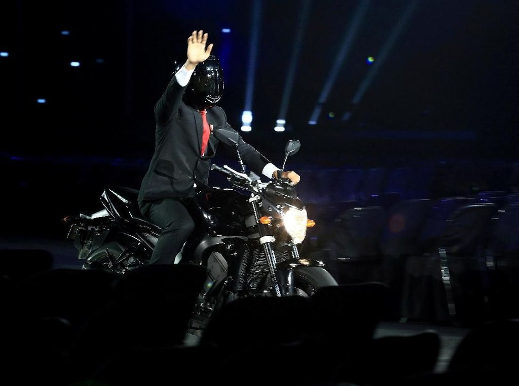 Siapa yang Terbangkan Moge di Asian Games? Jokowi Tertawa Siapa yang Terbangkan Moge di Asian Games? Jokowi Tertawa