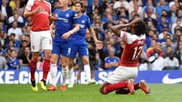 Iwobi juga punya kans mencetak gol kedua sekaligus membalikkan situasi untuk Arsenal. Namun sepakannya menyambut umpan tarik melambung. (Foto: Toby Melville/REUTERS)