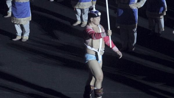 Pembawa Bendera Mongolia Curi Perhatian di Pembukaan Asian Games