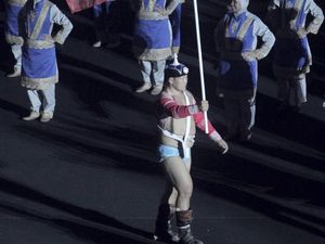 Pembawa Bendera Mongolia Curi Perhatian di Pembukaan Asian Games