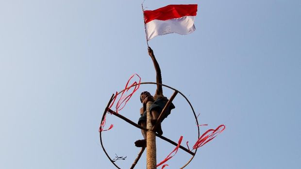 Peserta mengikuti lomba panjat pinang kolosal dalam rangka HUT ke-73 Kemerdekaan RI di Pantai Karnaval, Ancol, Jakarta, Sabtu (18/8). Sebanyak 188 batang pohon pinang dengan beragam hadiah disediakan dalam lomba yang diikuti ratusan peserta tersebut. ANTARA FOTO/Rivan Awal Lingga/pd/18