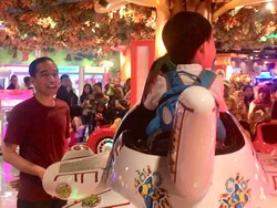 Jalan-jalan ke Mal, Jokowi Ajak Jan Ethes Main Pesawat-pesawatan