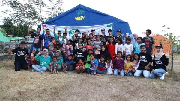 Foto: Momen Manis Puteri Indonesia Hibur Anak-anak Korban Gempa Lombok 