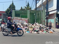 Jorok! Sampah Menumpuk di Jalan Kopo Sayati Bandung
