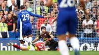 Semenit setelah Arsenal membuang peluang, Chelsea menggandakan keunggulan. Serangan cepat dimaksimalkan Morata untuk mengacak-acak pertahanan Arsenal dan mencetak gol. (Foto: Toby Melville/REUTERS)