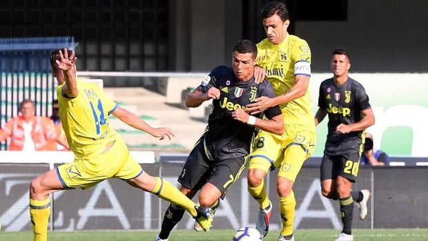 Ronaldo gagal mencetak gol karena dikawal ketat pemain Chievo.