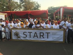 Tutut Soeharto Buka Jalan Sehat 50 Tahun Yayasan Harapan Kita di TMII