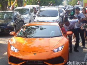 Semringahnya Joni Pemanjat Tiang Saat Diajak Naik Lamborghini