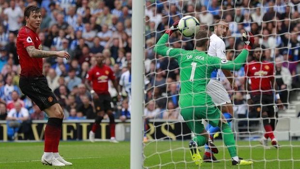 Glenn Murray tanpa kesulitan membobol gawang David De Gea di babak pertama.