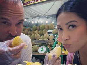 Mesranya Anggun Saat Makan Bersama Suami hingga Gaya Kulineran Siman Sudartawa