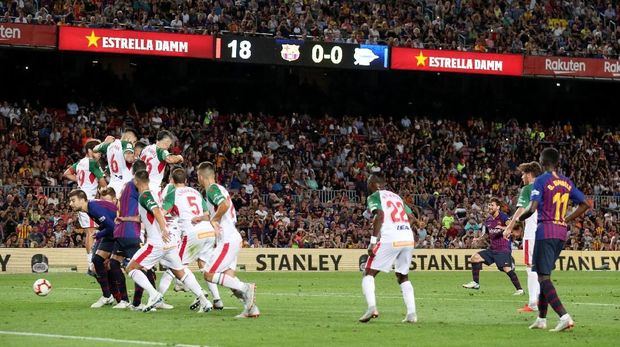 Lionel Messi mencetak gol melalui tendangan bebas.