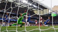 Hanya berjarak empat menit, Arsenal menyamakan kedudukan melalui sontekan Alex Iwobi. Babak pertama berakhir dengan skor sama kuat 2-2. (Foto: Toby Melville/REUTERS)