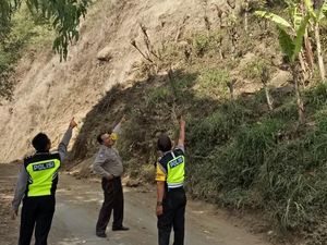 Wanti-wanti Jangan Mendaki Sebab Gunung Abang Retak Usai Gempa Bali