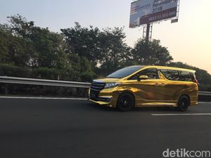 Wah Ada Alphard Emas di Jalanan Jakarta Wah Ada Alphard Emas di Jalanan Jakarta