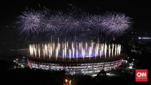 Kembang api menyemarakan pembukaan pesta olahraga terbesar di Asia, Asian Games 2018 di Stadion Gelora Bung Karno, Jakarta, Jumat, 18 Agustus 2018 malam. Asian Games diikuti 17 ribu atlet dari 45 negara se-Asia.CNNIndonesia/Safir Makki