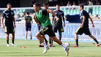 Setelah dibeli dari Real Madrid pada pertengahan Juli lalu, Cristiano Ronaldo akhirnya menjalani debut di Seri A dalam laga Juventus vs Chievo. Ronaldo melakukan pemanasan sebelum kick off (REUTERS/Alberto Lingria)