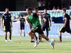 Setelah dibeli dari Real Madrid pada pertengahan Juli lalu, Cristiano Ronaldo akhirnya menjalani debut di Seri A dalam laga Juventus vs Chievo. Ronaldo melakukan pemanasan sebelum kick off (REUTERS/Alberto Lingria)