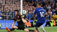 Demikian halnya dengan percobaan Eden Hazard, terhalang oleh Cech. (Foto: Toby Melville/REUTERS)