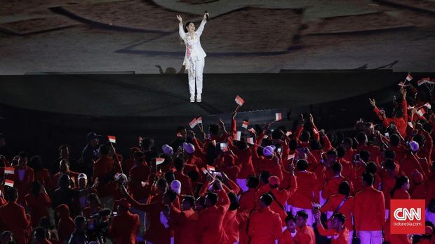 Aksi Via Vallen saat di Pembukaan Asian Games 2018, Sabtu (18/8).