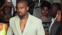 Foto: Gaya Kanye West Pakai Sendal saat Kondangan, Yay or Nay?