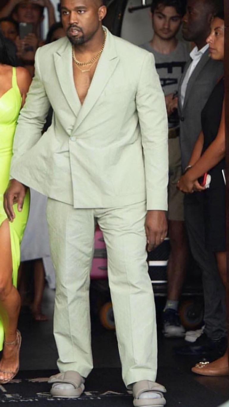 Foto Gaya Kanye West Pakai Sendal Saat Kondangan Yay Or Nay Foto Gaya Kanye West Pakai Sendal Saat Kondangan Yay Or Nay