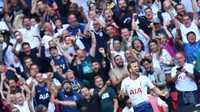 Gol Kane tersebut disambut gembira oleh para suporter Tottenham. Foto: Dylan Martinez/Reuters