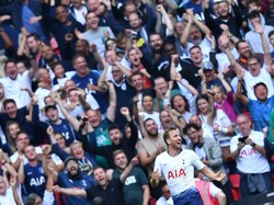 Gol Kane tersebut disambut gembira oleh para suporter Tottenham. Foto: Dylan Martinez/Reuters