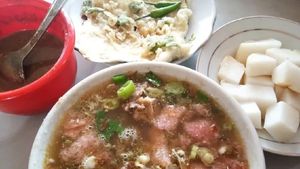 Hangatkan Perut di Minggu Pagi dengan Sroto Banyumas yang Gurih Enak