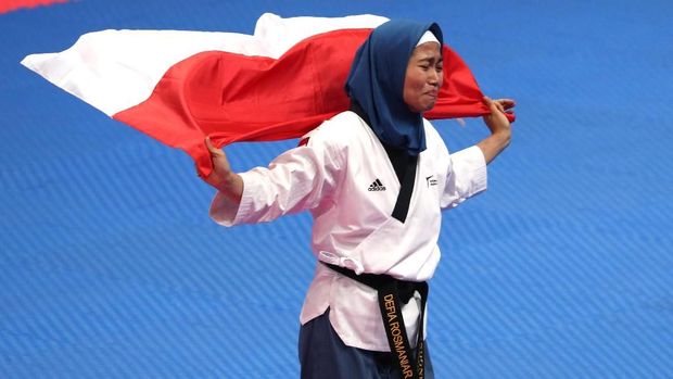 Defia Rosmaniar meraih emas pertama untuk Indonesia pada Asian Games 2018. (