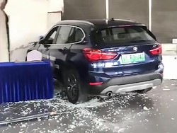 Salah Injak Pedal, Wanita Tabrak Mobil BMW Baru ke Showroom