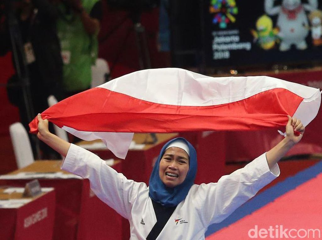 Ekspresi Bahagia Defia Usai Persembahkan Emas Ekspresi Bahagia Defia Usai Persembahkan Emas