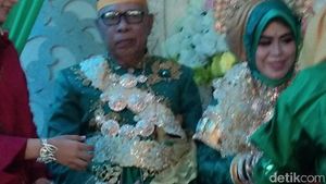 Ekspresi Kakek Tajir Saat Nikahi Gadis 30 Tahun Bermahar Rp 1 M