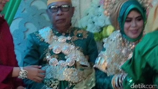 Ekspresi Kakek Tajir Saat Nikahi Gadis 30 Tahun Bermahar Rp 1 M