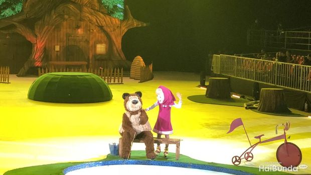 Serunya Menonton Masha and The Bear yang Lincah Meluncur di Es