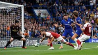 Baru di menit ke-81 Chelsea memastikan kemenangan. Sepakan Marcos Alonso meneruskan umpan Hazard meluncur melewati dua kaki Cech dan berakhir di dalam gawang. Chelsea pun menang 2-1 atas rival sekotanya, Arsenal. (Foto: Toby Melville/REUTERS)