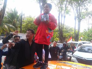 Kemarin Panjat Tiang, Kini Joni Duduk di Atas Lamborgini Kemarin Panjat Tiang, Kini Joni Duduk di Atas Lamborgini